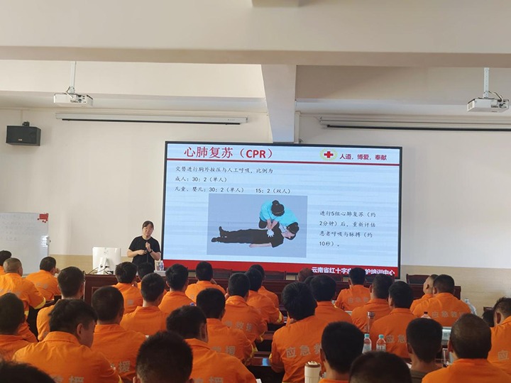 急救培训“及时雨”，，，，，，，，云南省红十字会泽润矿山救援新苗