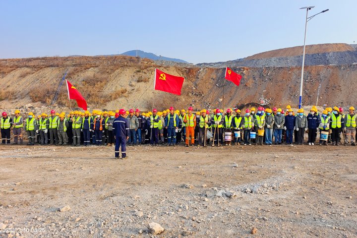 先锋露天煤矿党总支联合公司各党支部开展“党建引领促发展，，，，，，同心共筑绿色矿山”主题党日活动